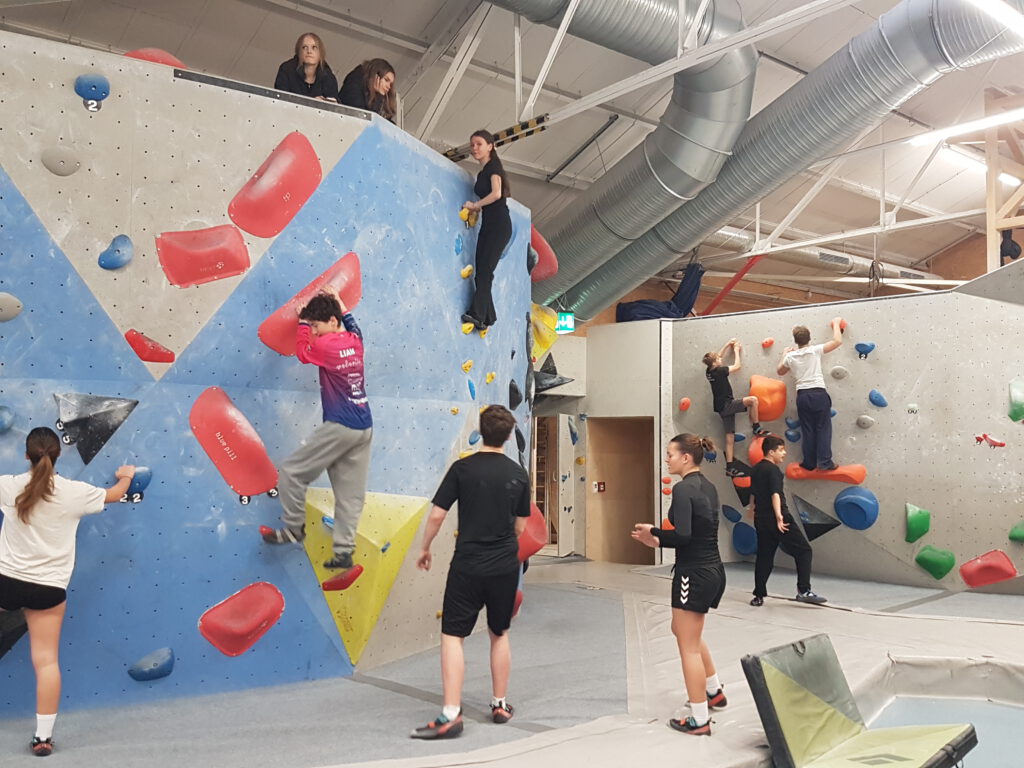Klasse 8a beim Bouldern im e4 Nürnberg